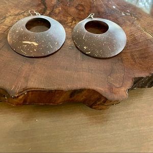 Coconut shell pierced earrings